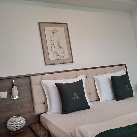 Uniluxury Hotel Prishtina Pristina Buitenkant foto