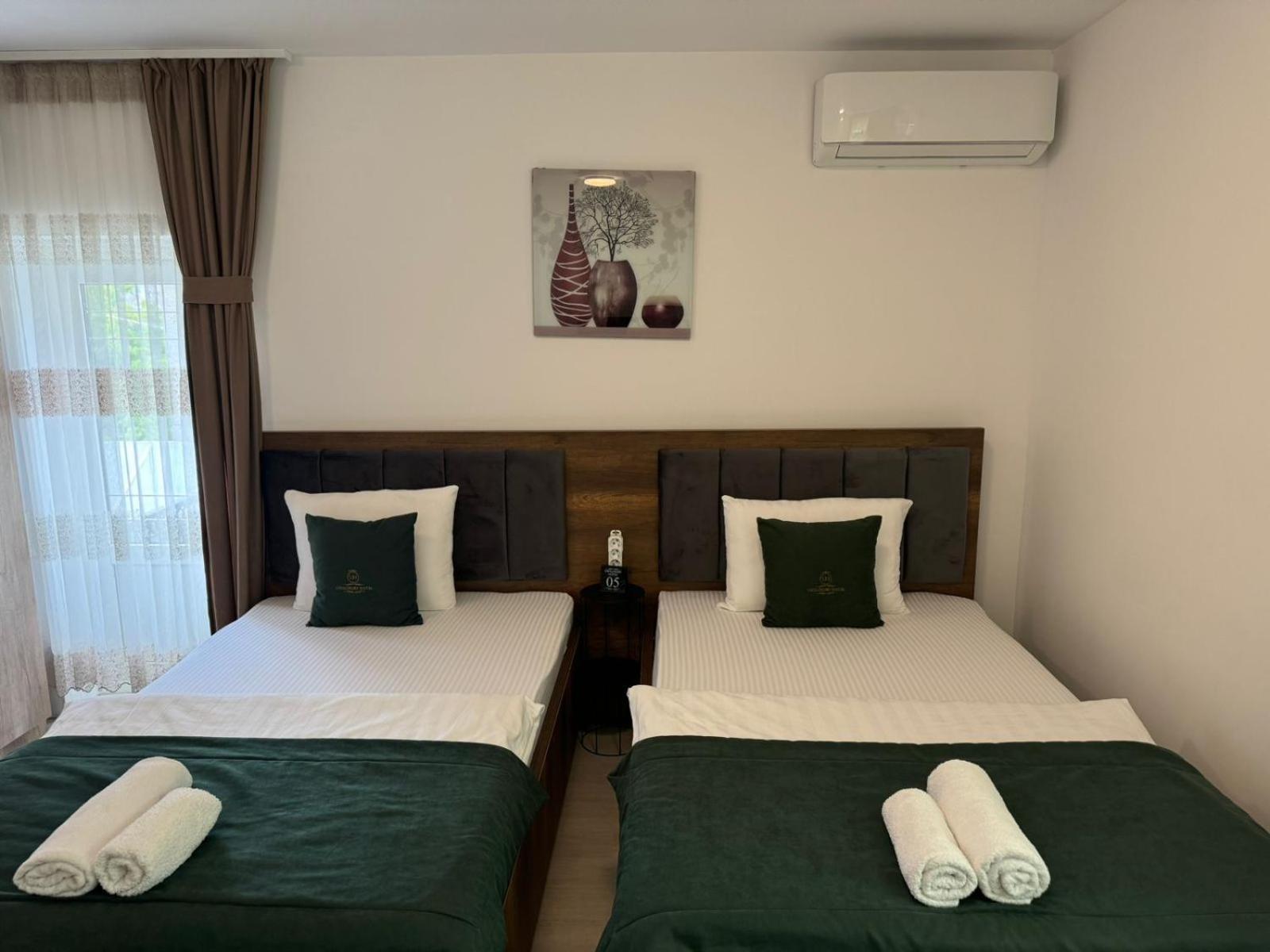 Uniluxury Hotel Prishtina Pristina Buitenkant foto