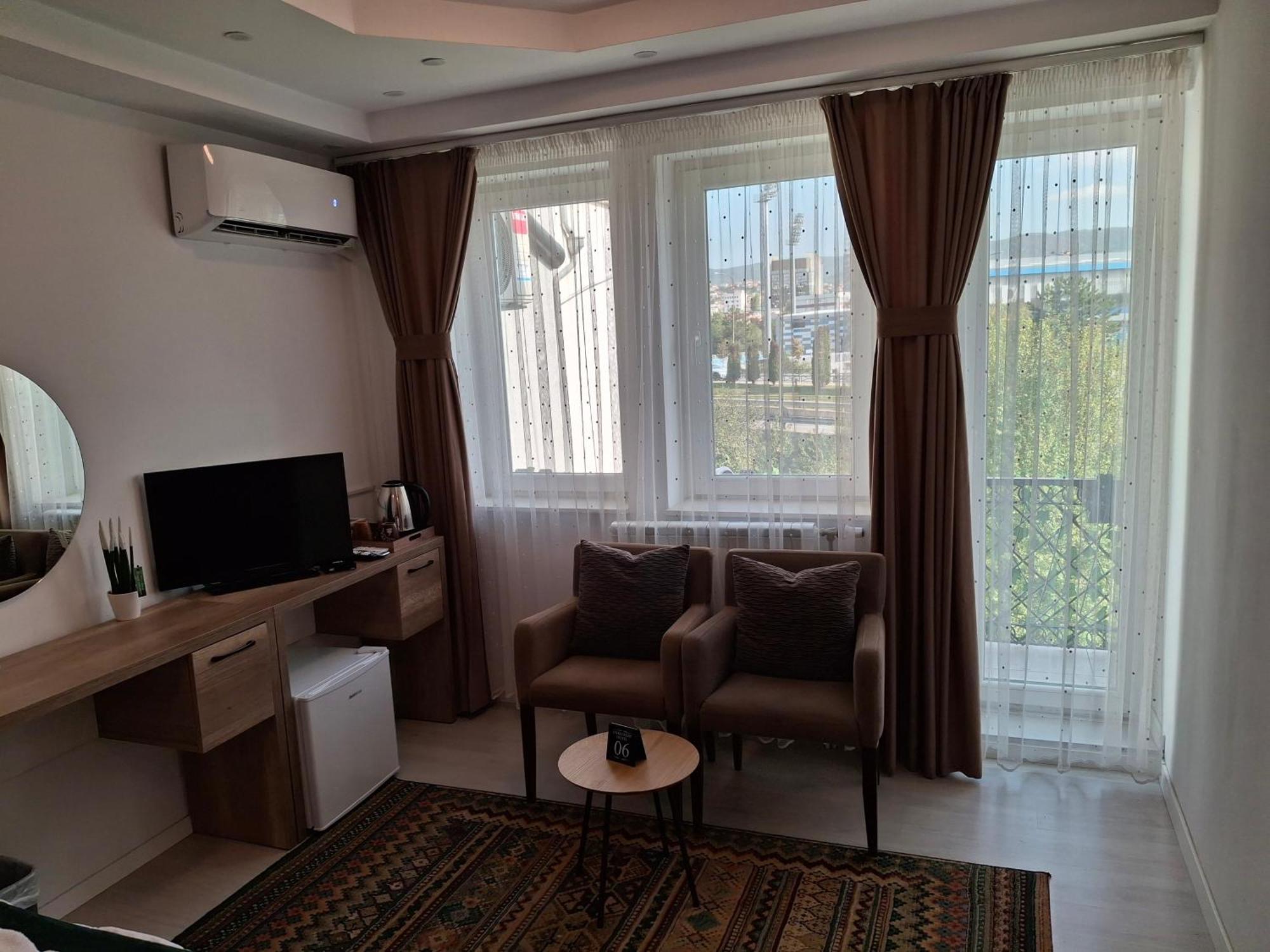 Uniluxury Hotel Prishtina Pristina Buitenkant foto