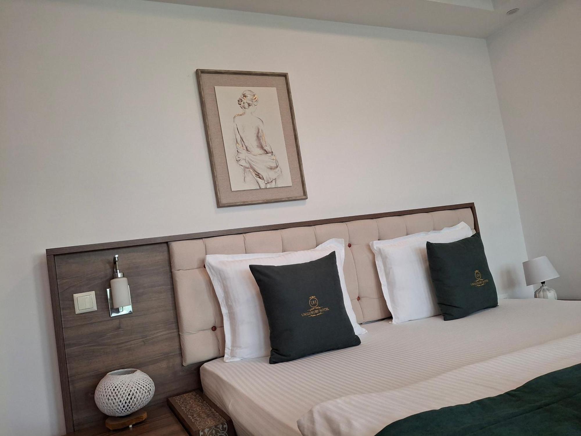 Uniluxury Hotel Prishtina Pristina Buitenkant foto