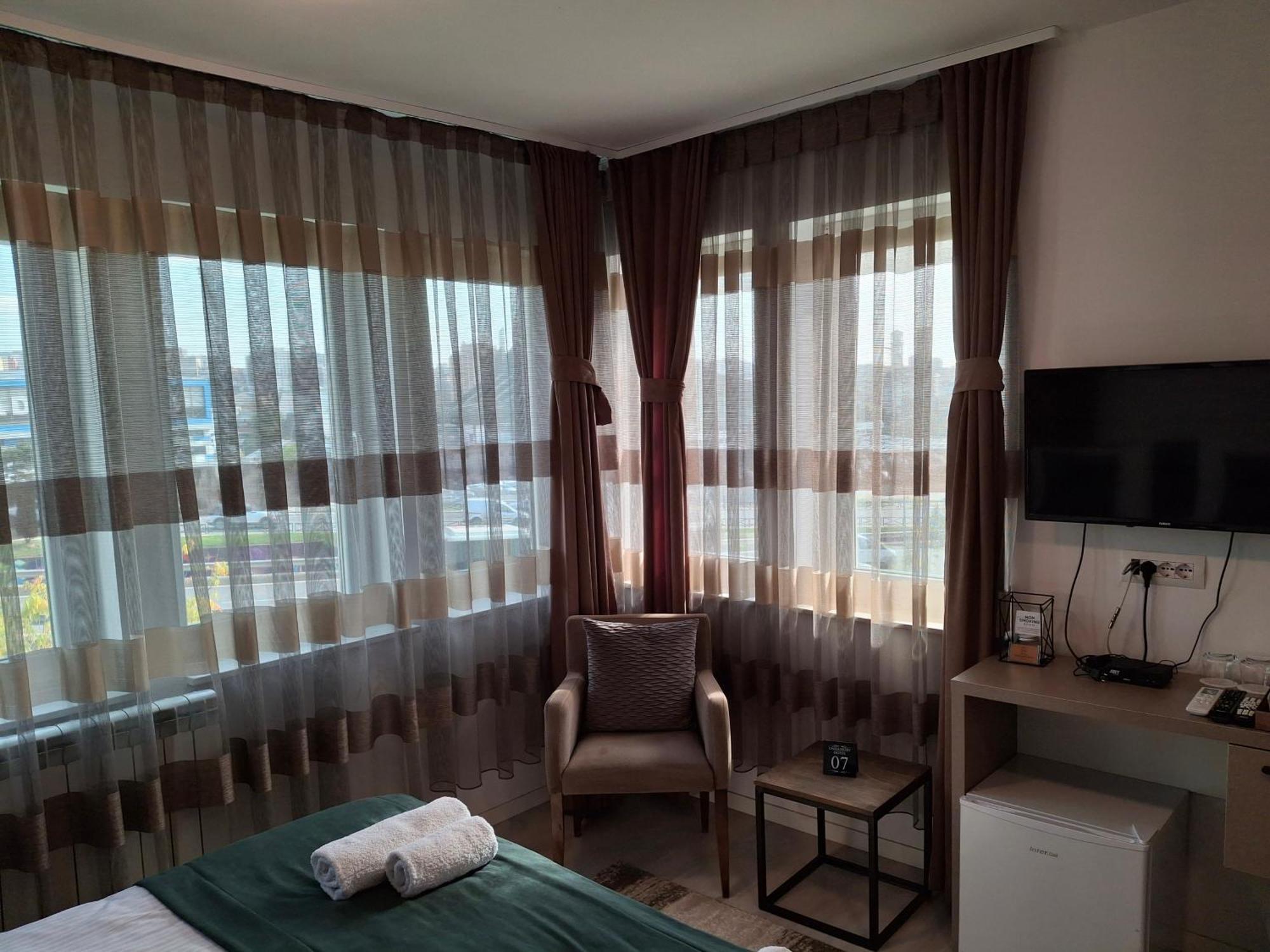 Uniluxury Hotel Prishtina Pristina Buitenkant foto